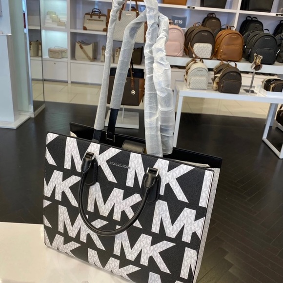 Michael Kors Everly Large Tote - Picture 4 of 7